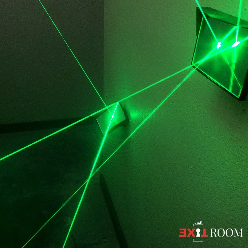 Des rayons laser traversent une salle sombre chez ExitRoom