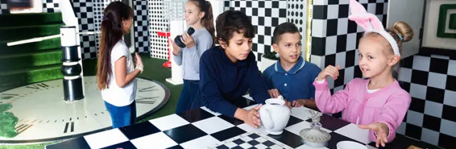Des enfants résolvent une énigme ensemble