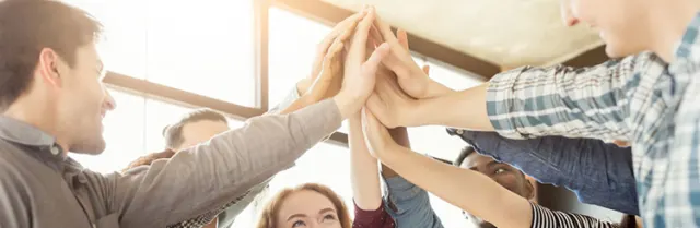 Des collègues se tapent dans la main