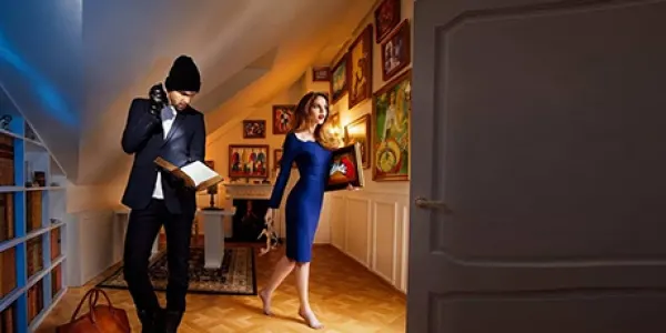 Un couple se faufile dans une villa luxueuse