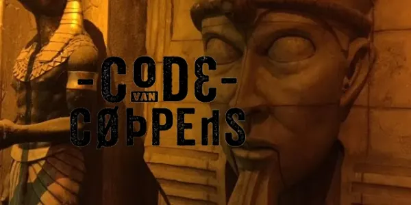 Statues de pharaon dans une tombe dorée