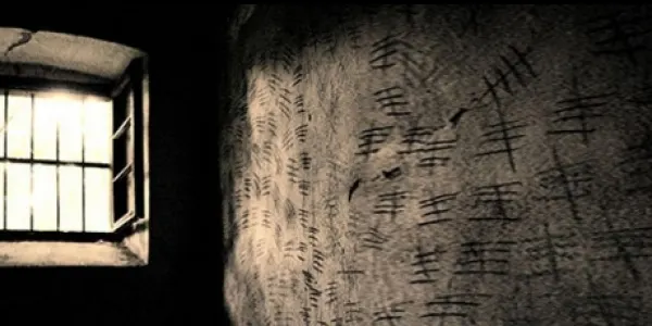 Fenêtre de cellule et traits comptés sur le mur